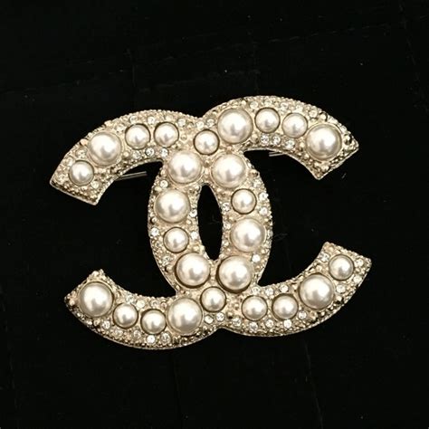 how to wear chanel brooches